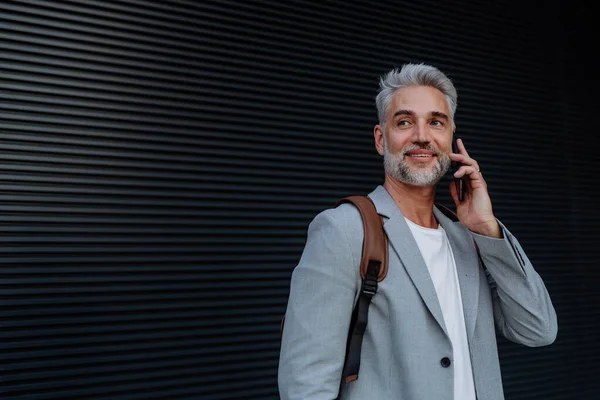 Успешный Счастливый Бизнесмен Ждущий Городской Улице Звонящий Мобильному Телефону Коммутирующий — стоковое фото