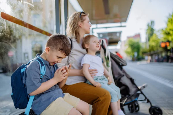Une Jeune Mère Avec Petits Enfants Qui Attendent Arrêt Bus — Photo