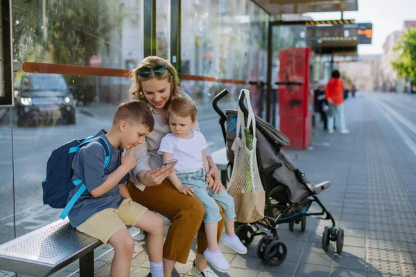 Mladá Matka Malými Dětmi Která Čeká Autobusové Zastávce Městě — Stock fotografie