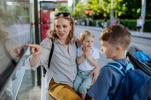 Молода Мама Маленькими Дітьми Чекає Автобусній Зупинці Місті — стокове фото