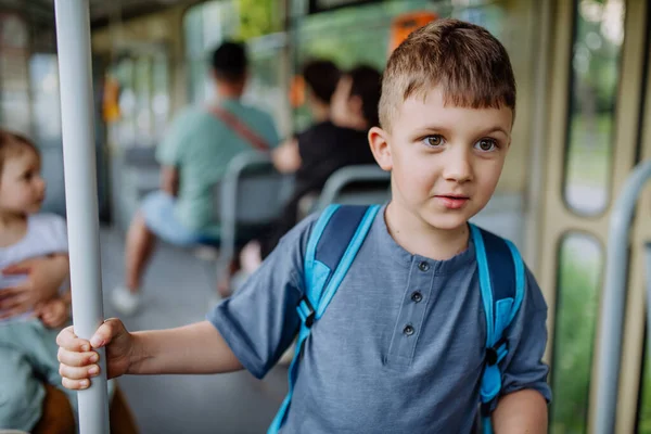 Крупним Планом Маленький Хлопчик Який Подорожує Школи Автобусом Вранці Запускає — стокове фото