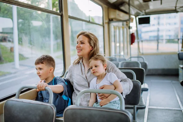 Una Madre Joven Con Niños Pequeños Viajando Tranvía Verano Desplazamientos —  Fotos de Stock