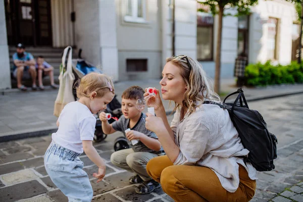 Egy Fiatal Anya Játszik Gyerekeivel Buborékokat Fúj Város Utcáin Nyáron — Stock Fotó