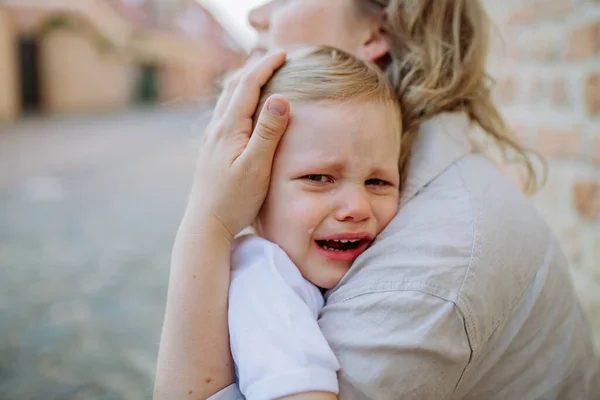 Unrecognizable Mother Consling Her Little Daughter Crying Holding Her Arms — Stock Photo, Image