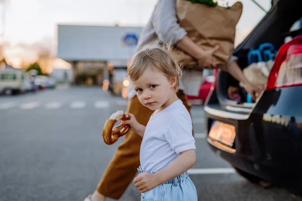 Küçük Kızı Olan Genç Bir Anne Alışveriş Yaptıktan Sonra Elinde — Stok fotoğraf