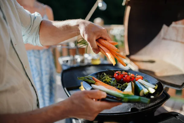 Hombre Irreconocible Preparando Verduras Para Asar Parrilla Durante Fiesta Familiar —  Fotos de Stock