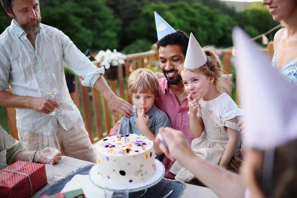 Een Multi Generatie Familie Vieren Verjaardag Hebben Tuin Partij Buiten — Stockfoto