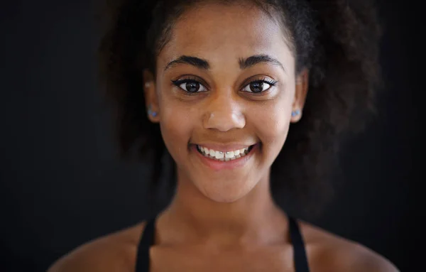 Una Bella Adolescente Afro Americana Con Piercing Labbra Guardando Fotocamera — Foto Stock