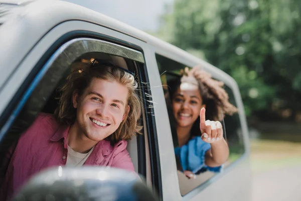 Jovens Amigos Multirraciais Viajando Juntos Carro Olhando Pela Janela Sorrindo — Fotografia de Stock