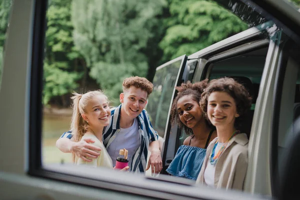 Πολυφυλετικές Νέοι Φίλοι Που Ταξιδεύουν Μαζί Αυτοκίνητο Κοιτάζοντας Μέσα Από — Φωτογραφία Αρχείου