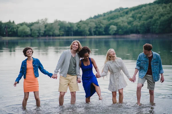 Grupo Multirracial Jóvenes Amigos Tomados Mano Pie Lago Verano —  Fotos de Stock