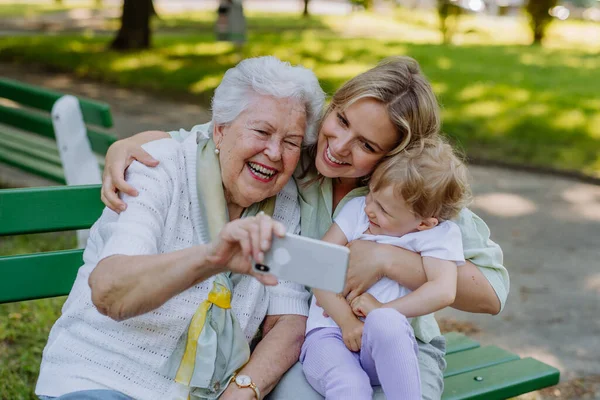 Eine Urgroßmutter Macht Ein Selfie Mit Ihrer Enkelin Und Ihrem — Stockfoto