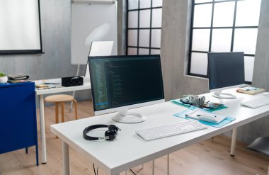 Boş bir Sınıf Bilgisayar Eğitimi. Eğitim Programı.