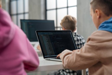 Okuldaki bir sınıfta bilgisayar kullanan öğrencilerin yüksek açılı görüntüsü