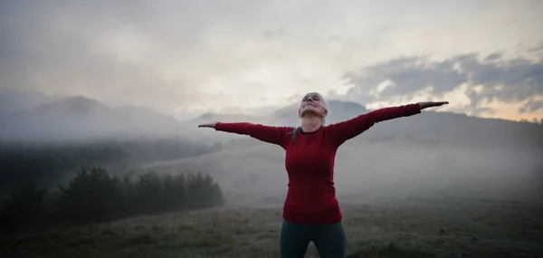 Une Femme Âgée Faisant Exercice Respiratoire Dans Nature Tôt Matin — Photo