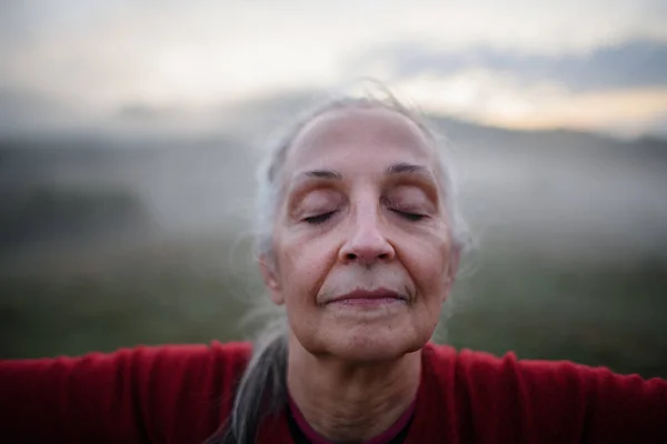 Seorang Wanita Senior Yang Melakukan Latihan Pernapasan Alam Pada Pagi — Stok Foto
