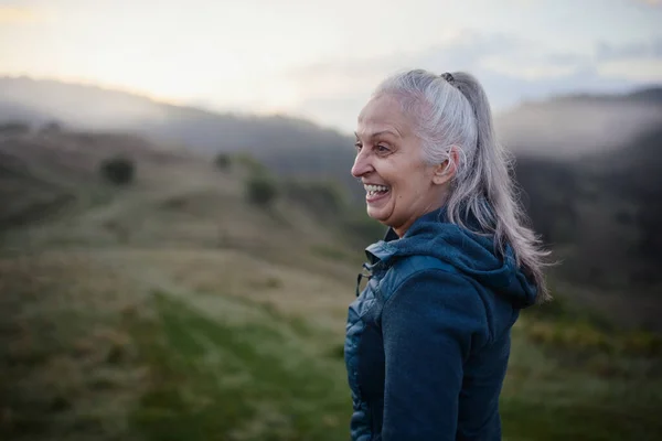 Una Mujer Senderismo Naturaleza Mañana Temprano Con Niebla Montañas Fondo — Foto de Stock