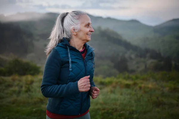 Una Mujer Mayor Corriendo Naturaleza Mañana Temprano Con Niebla Montañas — Foto de Stock