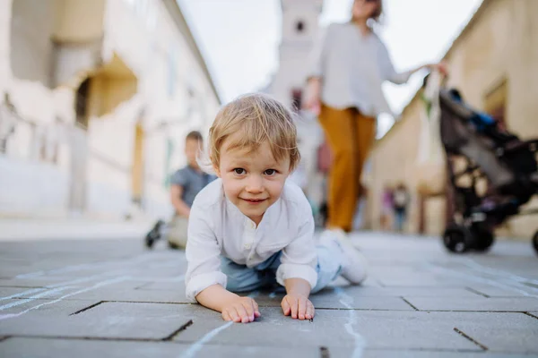 Een Schattig Meisje Liggend Asfalt Met Krijttekening Van Spelletjes Voor — Stockfoto