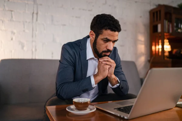 Jeune Homme Affaires Occupé Prenant Café Faisant Son Travail — Photo