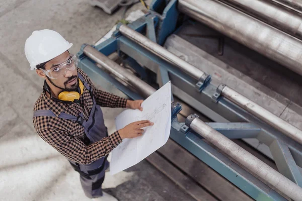 Een Hoge Invalshoek Van Zware Industrie Werknemer Met Veiligheidskoptelefoon Harde — Stockfoto