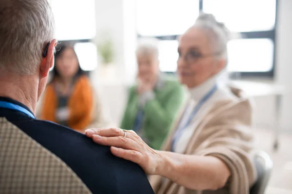 Gruppo Anziani Seduti Cerchio Durante Seduta Terapia Donna Consolante Uomo — Foto Stock