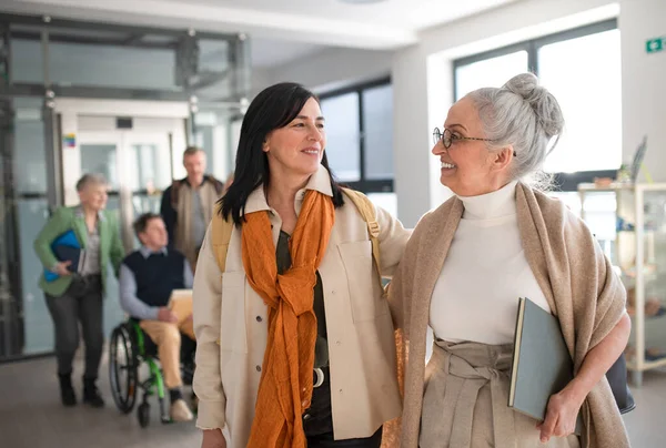 Glad Mogen Kvinna Student Med Bok Diskuterar Med Lärare Korridoren — Stockfoto