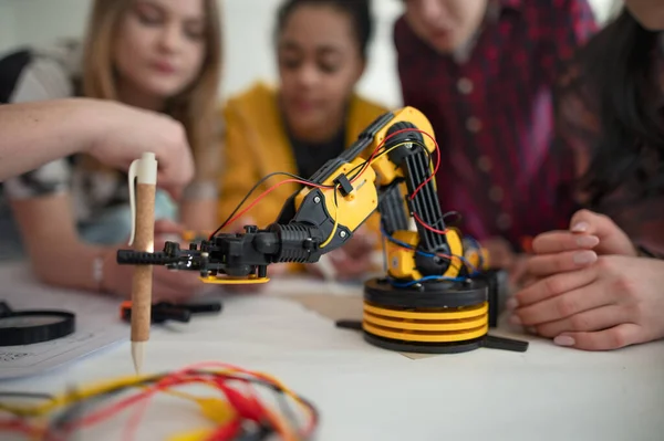 Diákok Egy Csoportja Elektromos Játékokat Robotokat Épít Programoz Robotika Tanteremben — Stock Fotó