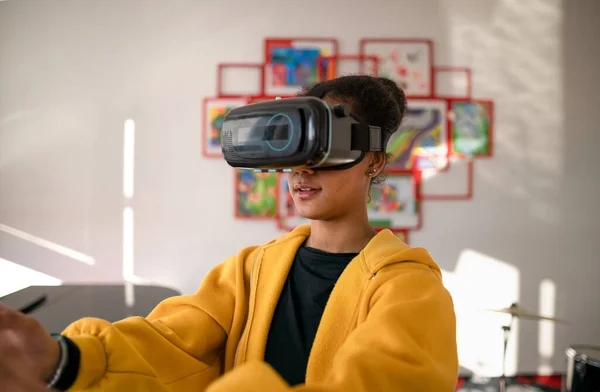 Estudiante Feliz Con Gafas Realidad Virtual Escuela Clase Ciencias Computación — Foto de Stock
