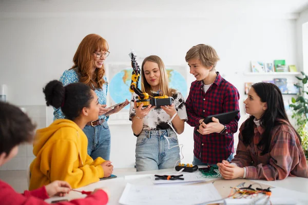 Grupp Elever Som Bygger Och Programmerar Elektriska Leksaker Och Robotar — Stockfoto