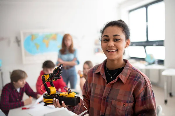 Студент Коледжу Тримає Свою Роботизовану Іграшку Класі Робототехніки Школі — стокове фото