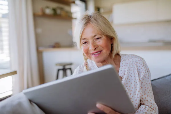 Senior Woman Sitting Sofa Rusing Tablet Home — Stock Photo, Image