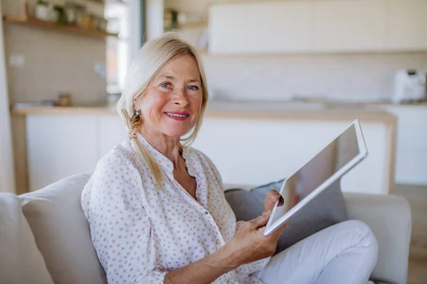 Een Oudere Vrouw Die Thuis Bank Zit Een Pittige Tablet — Stockfoto