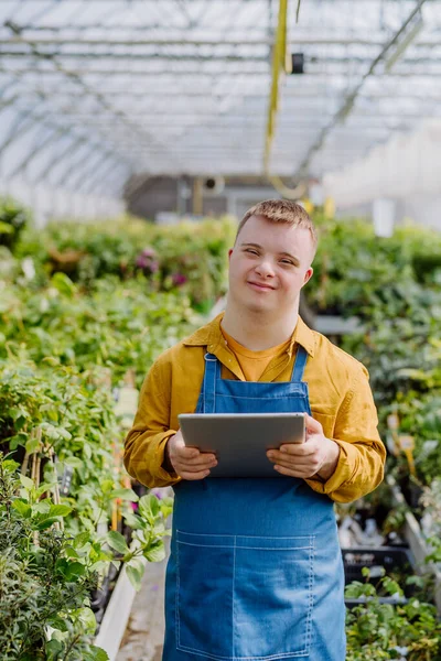 Sendromlu Genç Bir Adam Bahçe Merkezinde Çalışıyor Tatil Panosu Bitkileri — Stok fotoğraf