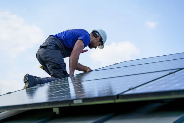 Man Worker Installing Solar Photovoltaic Panels Roof Alternative Energy Concept — Zdjęcie stockowe