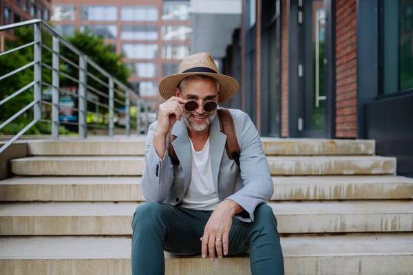 Portrait Confident Man Wearing Straw Hat Backpack Sitting Stairs Looking — ストック写真