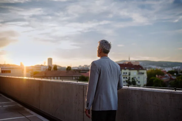 Yetişkin Bir Adamının Akşamları Şehirde Dolaşması Hayatı Dengesi Kavramı — Stok fotoğraf