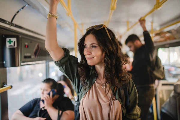 Medelvuxen Kvinna Pendlare Står Buss Och Reser Kollektivtrafik — Stockfoto