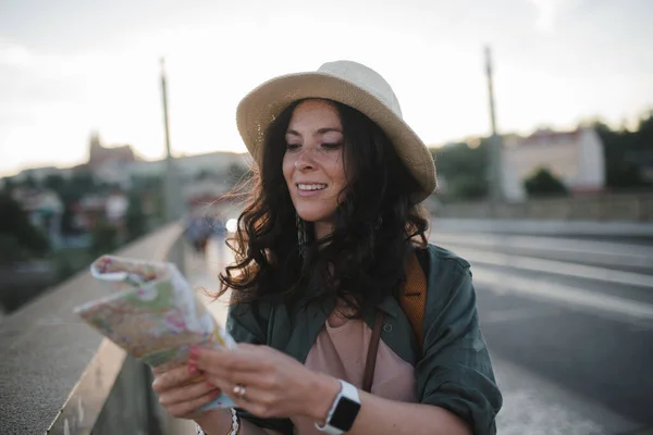 Uma Jovem Bela Viajante Feminina Com Mochila Mapa Caminhando Pela — Fotografia de Stock