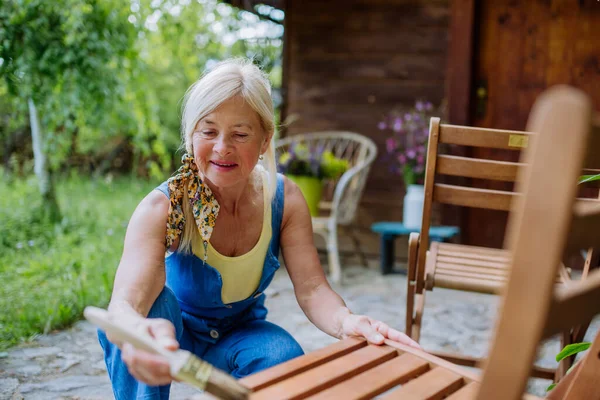 Una Mujer Mayor Limpiando Muebles Jardín Preparando Jardín Para Verano — Foto de Stock