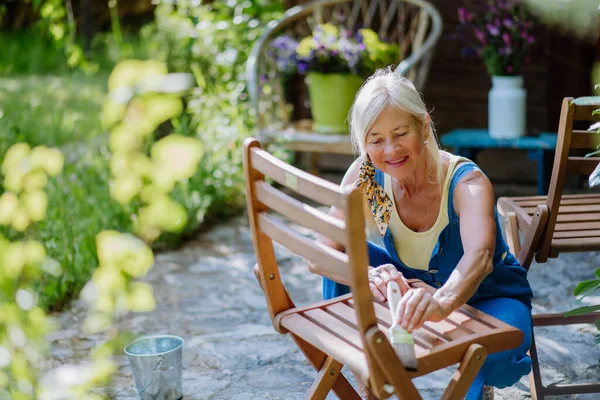 Una Mujer Mayor Limpiando Muebles Jardín Preparando Jardín Para Verano — Foto de Stock