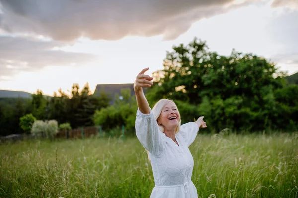 Een Oudere Vrouw Met Uitgestrekte Armen Gezicht Naar Boven Het — Stockfoto