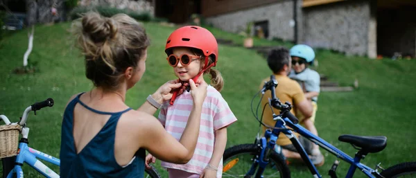 Μια Νεαρή Οικογένεια Μικρά Παιδιά Που Ετοιμάζονται Για Ποδηλασία Φορώντας — Φωτογραφία Αρχείου