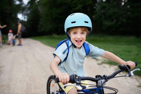 여름에 공원의 달리는 자전거를 소년의 — 스톡 사진