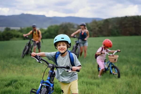 Портрет Молодой Семьи Маленькими Детьми Готовящейся Велосипедной Прогулке Стоящей Велосипедами — стоковое фото