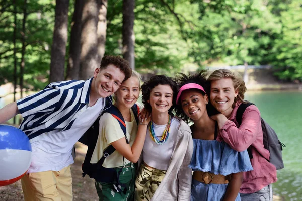 夏に湖の近くでキャンプ旅行に若い友人のグループ — ストック写真