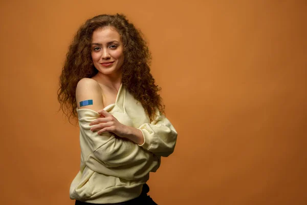 Portrait Female Smiling Getting Vaccine Woman Holding Her Shirt Sleeve — Stockfoto