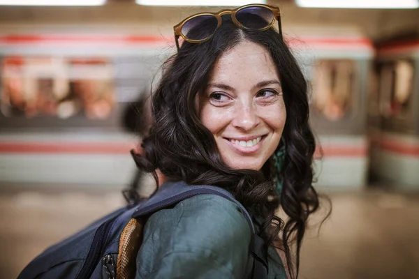 Média Mulher Adulta Viajante Está Uma Estação Metrô Olhando Para — Fotografia de Stock