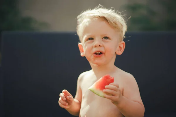Yazın Bahçede Karpuz Yiyen Tatlı Bir Çocuk — Stok fotoğraf