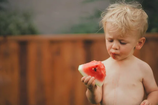 Yazın Bahçede Karpuz Yiyen Tatlı Bir Çocuk — Stok fotoğraf